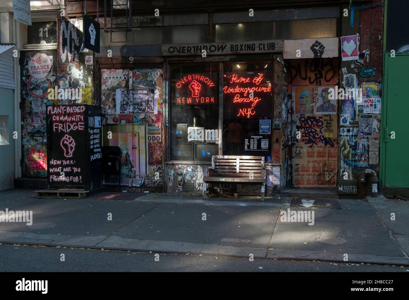 STADTLANDSCHAFT. Ein Gemeinschaftskühlschrank, unterirdische Boxen, Graffiti, Aufkleber und Tags auf der Bleecker Street in Downtown manhattan, New York City. Stockfoto