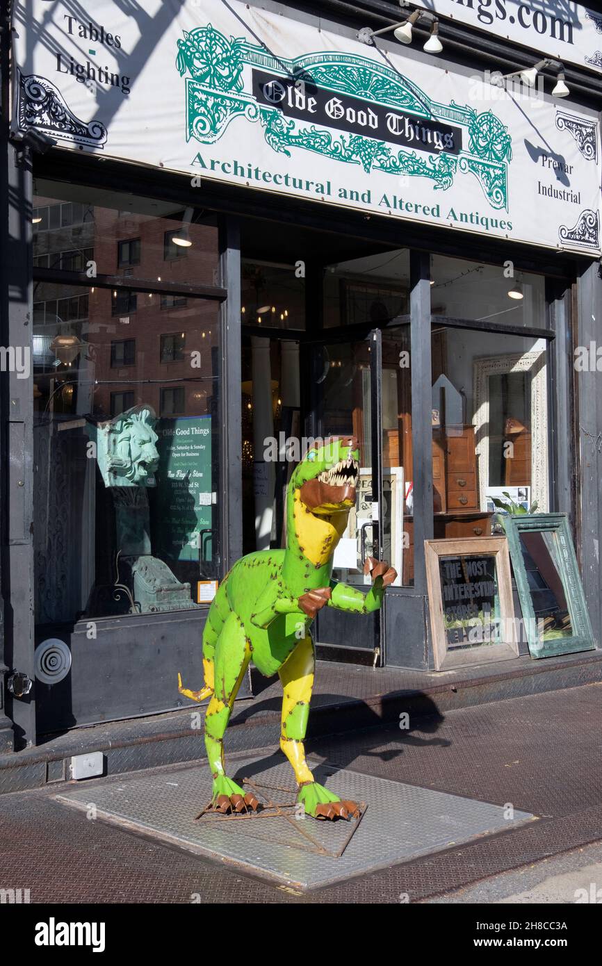 Ein prähistorisches Monster zum Verkauf und ausgestellt vor OLDE GOOD THINGS, einem architektonischen Bergungsunternehmen auf Bowery in Lower Manhattan, New York City. Stockfoto