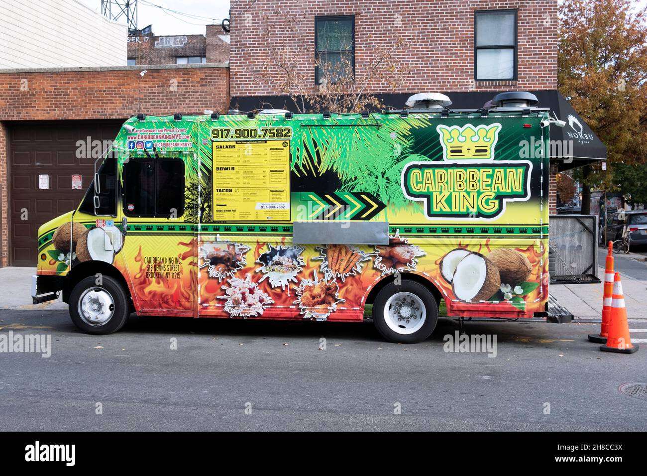 Der KARIBISCHE KING Food Truck parkte auf der North 4th Street an der Bedford Avenue in Williamsburg, Brooklyn, New York City. Stockfoto