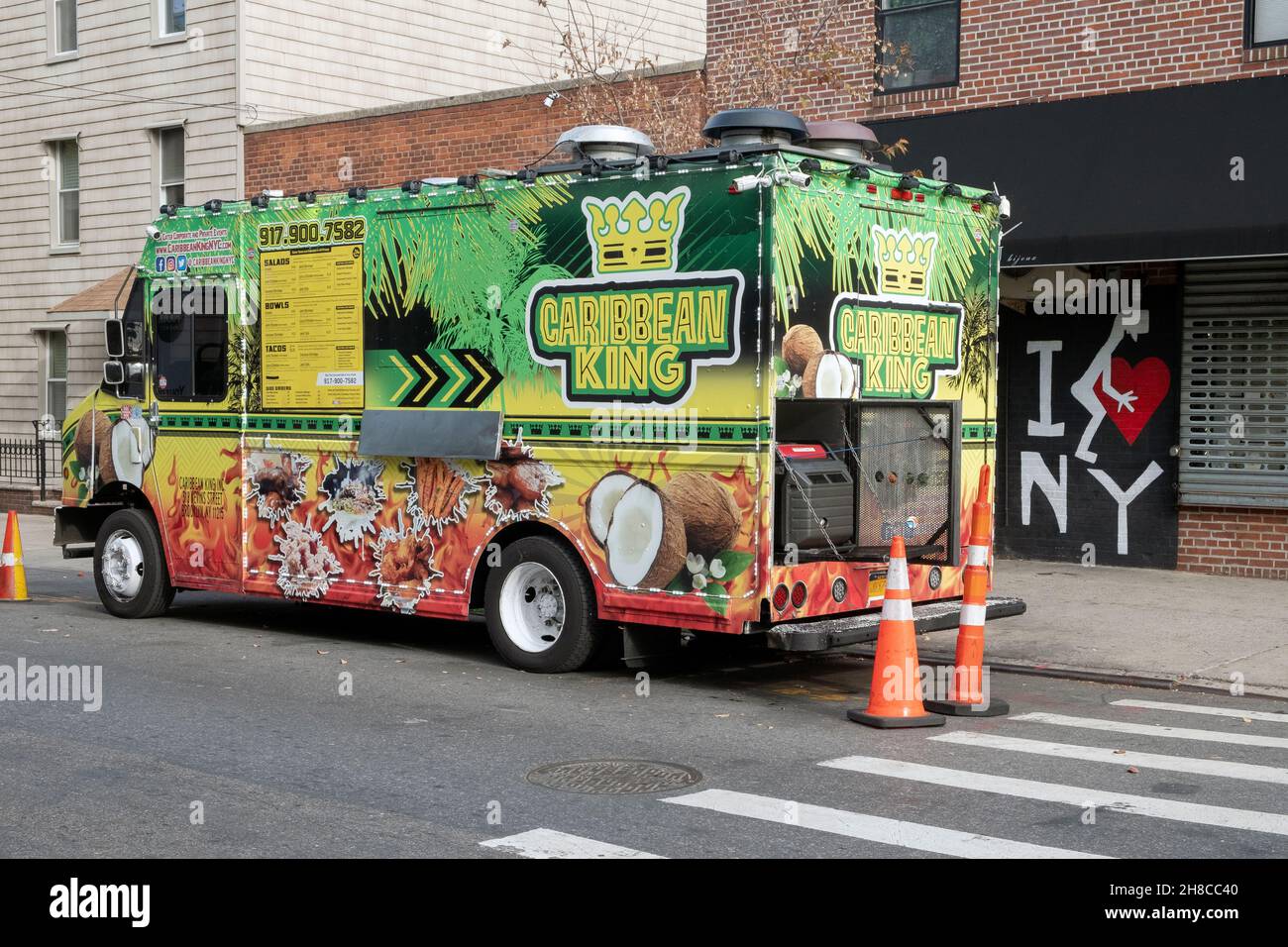 Der KARIBISCHE KING Food Truck parkte auf der North 4th Street an der Bedford Avenue in Williamsburg, Brooklyn, New York City. Stockfoto