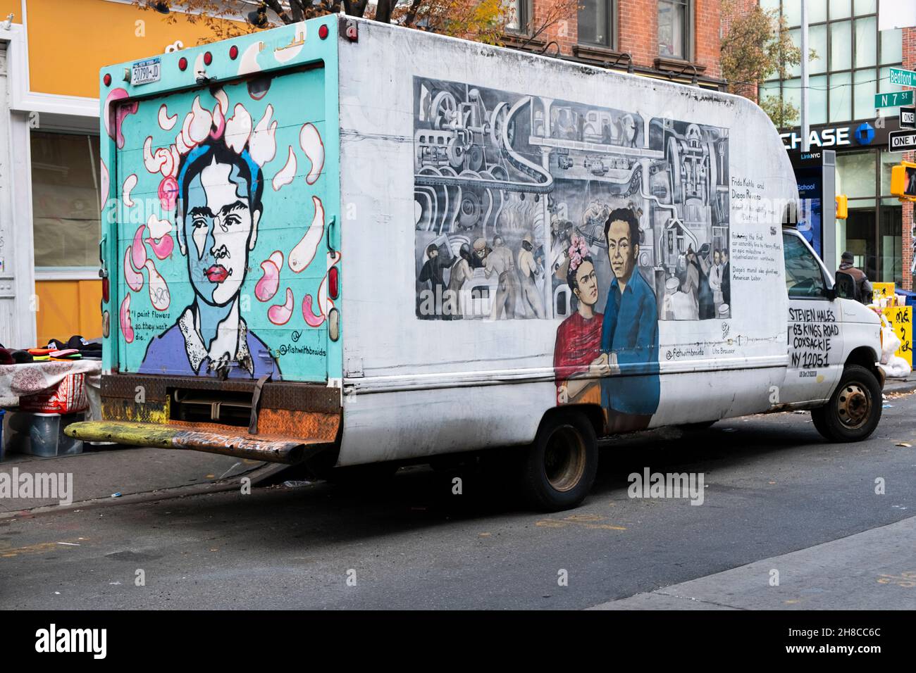 Ein LKW mit Graffiti-Darstellungen von Frida Kahlo und Diego Rivera. An der Bedford Avenue in Williamsburg, Brooklyn, New York City. Stockfoto