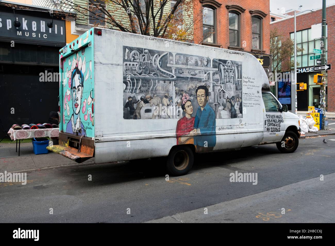 Ein LKW mit Graffiti-Darstellungen von Frida Kahlo und Diego Rivera. An der Bedford Avenue in Williamsburg, Brooklyn, New York City. Stockfoto