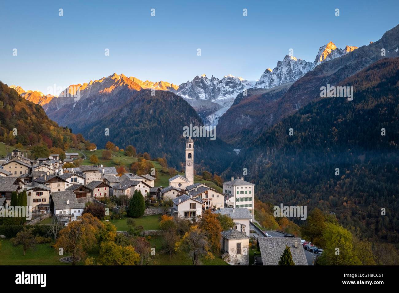 Luftaufnahme des kleinen Dorfes Soglio bei Sonnenuntergang im Herbst. Bezirk Maloja, Kanton Graubünden, Bregaglia-Tal, Schweiz, Europa. Stockfoto