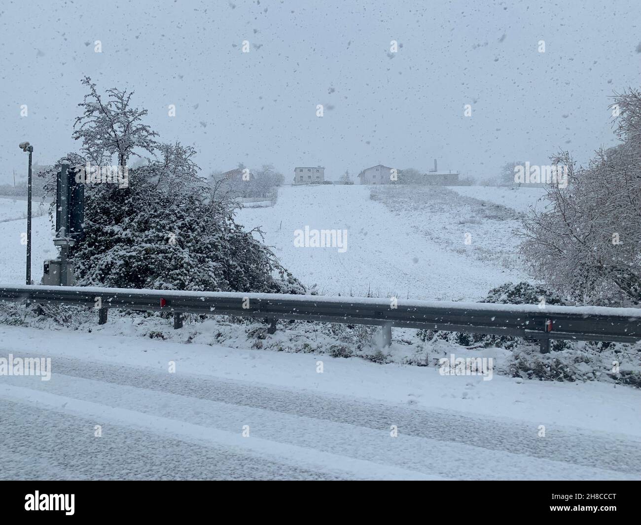 Campobasso, Italien. 29th Nov, 2021. Der Schnee auf dem ss711, Campobasso, Italien Kredit: antonio nardelli/Alamy Live News Stockfoto