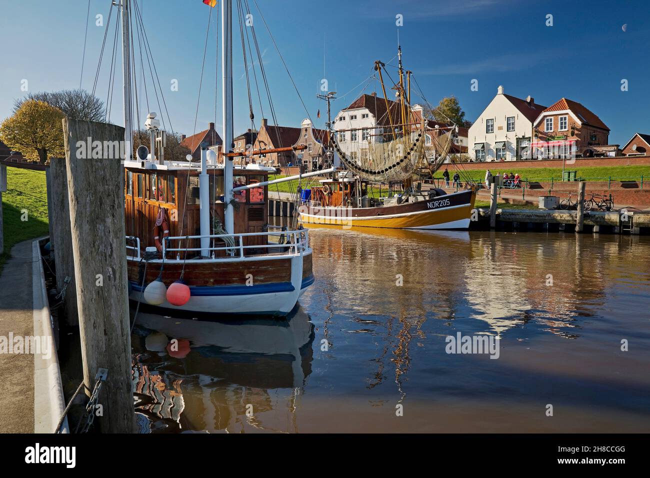 Fischereihafen mit Garnelenbooten, Krummhoern, Deutschland, Niedersachsen, Ostfriesland, Greetsiel Stockfoto