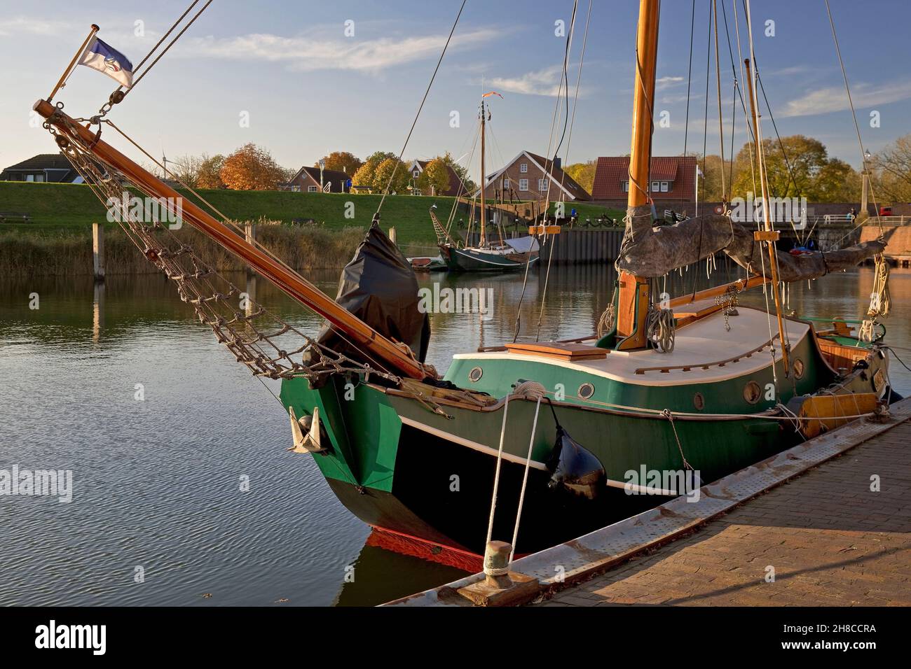 Segelboote im historischen alten Hafen, Deutschland, Niedersachsen, Ostfriesland, Hooksiel Stockfoto