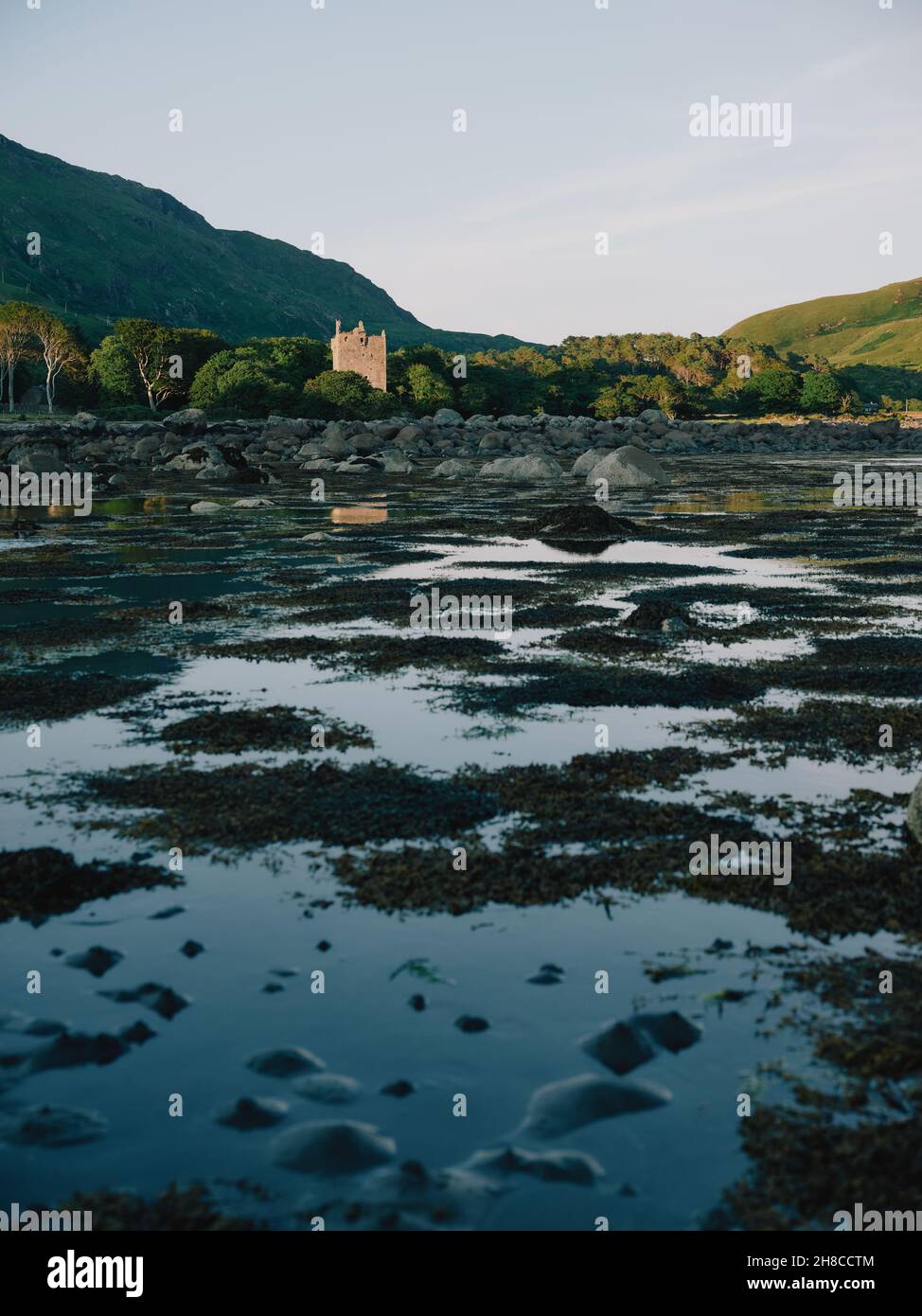 Moy Castle Ruinen in der Dämmerung in Lochbuie auf der Isle of Mull, Inner Hebrides, Argyll & Bute, Schottland Großbritannien - schottische Burgküste Sommerlandschaft Stockfoto