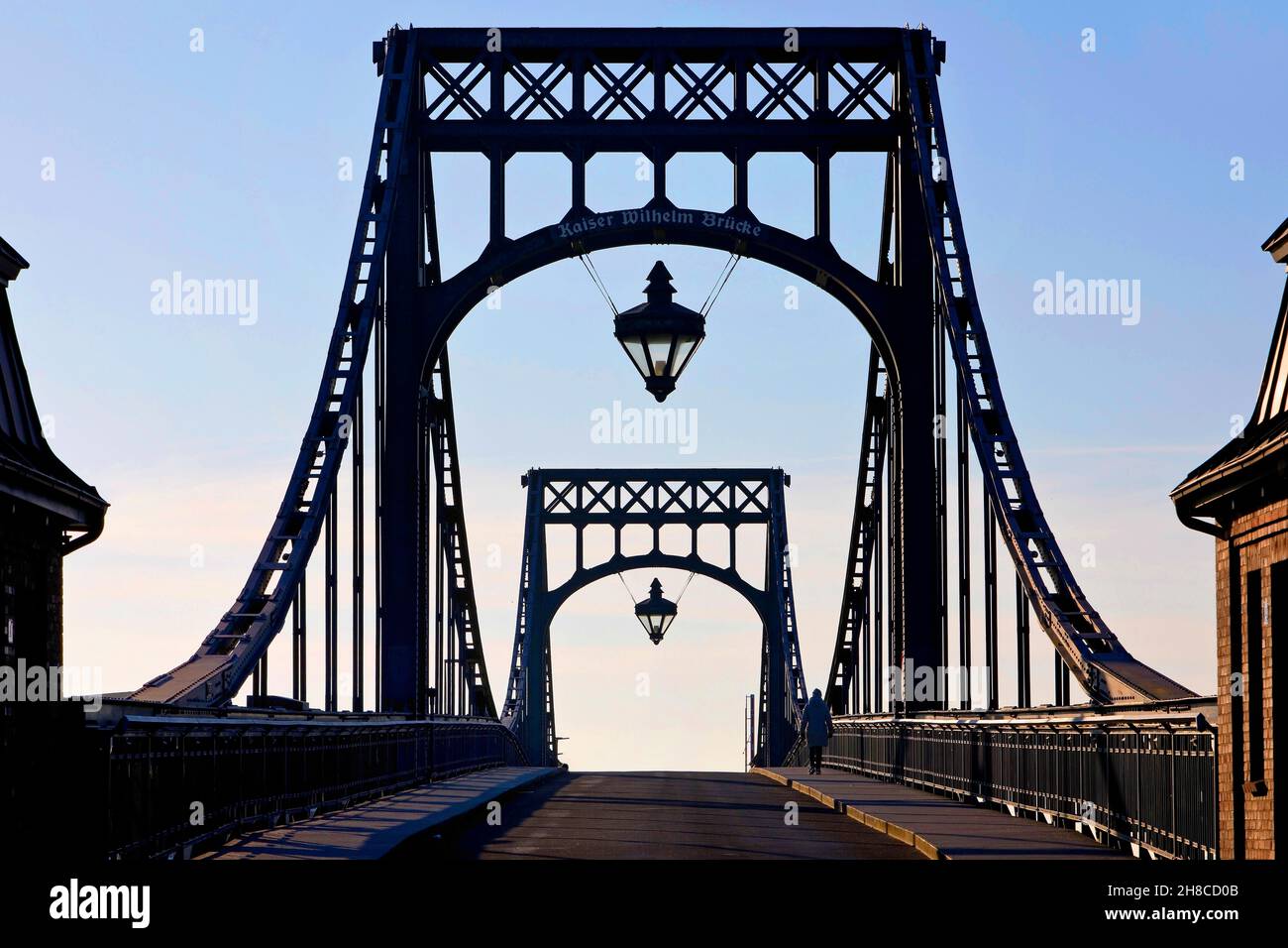 Kaiser-Wilhelm-Brücke im Hintergrund, Deutschland, Niedersachsen, Wilhelmshaven Stockfoto