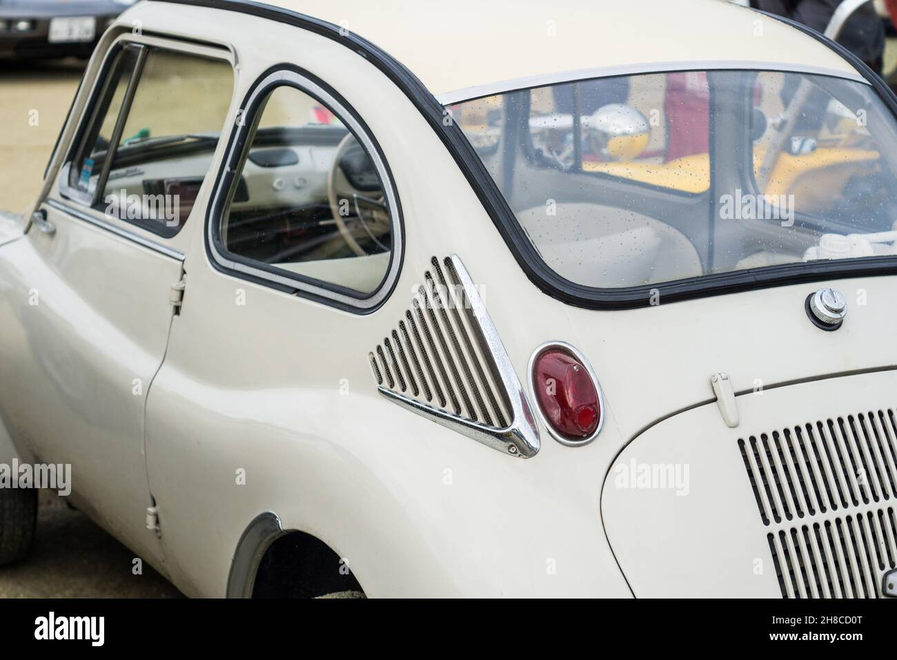 Nahaufnahme der Lüftungsöffnungen der hinteren Motorabdeckung eines weißen japanischen Kleinwagen-Stadtwagens Subaru 360 Deluxe Stockfoto