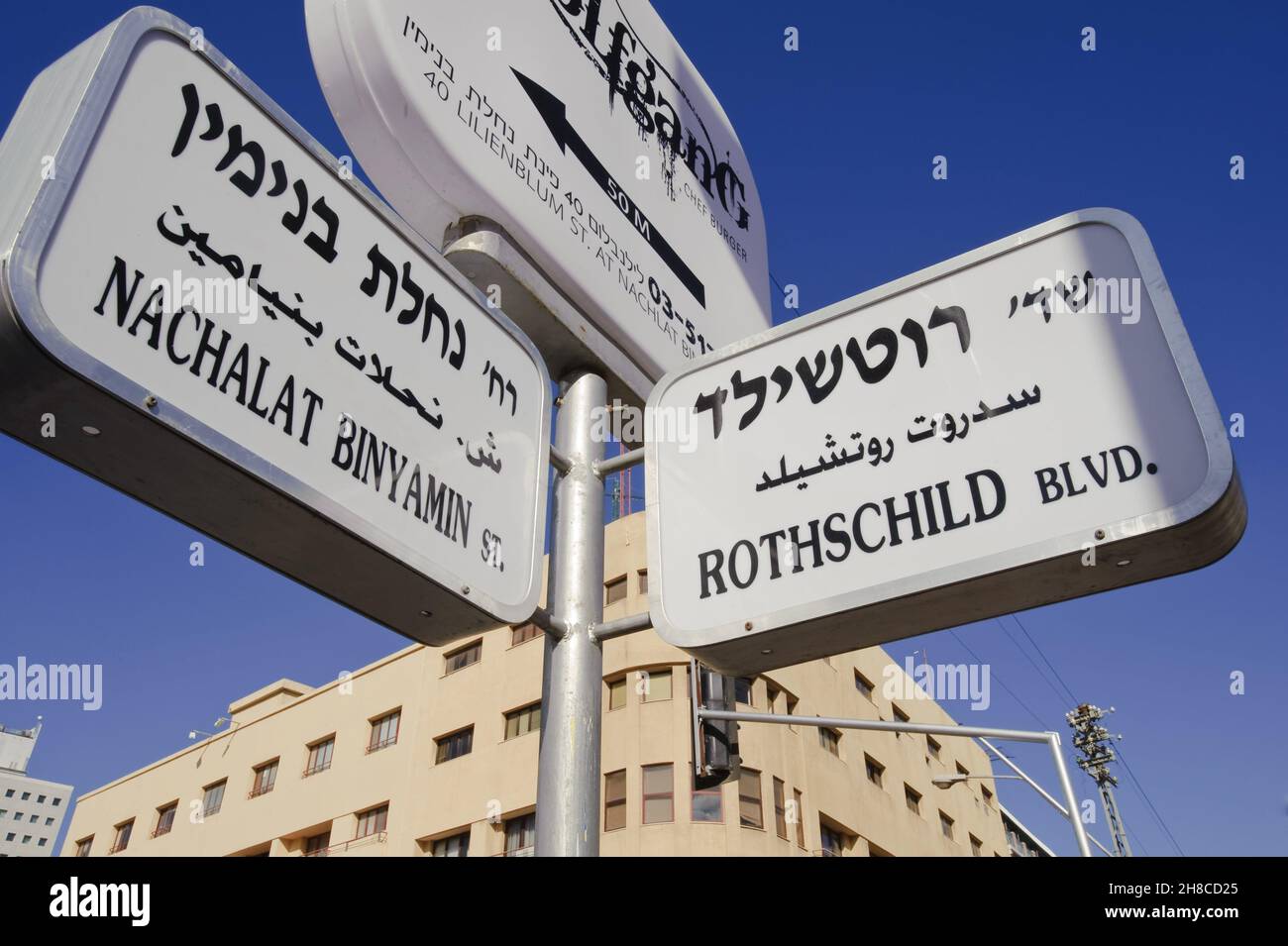 Straßenschilder auf Hebräisch, Arabisch und Englisch, Israel, Tel Aviv Stockfoto