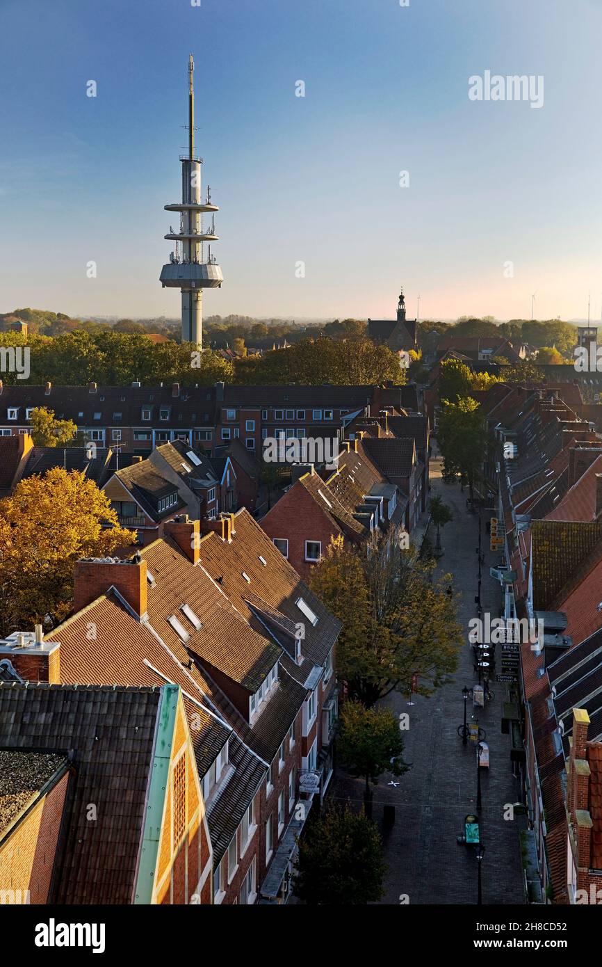 Stadt mit Fernsehturm, Blick vom Rathausturm, Deutschland, Niedersachsen, Ostfriesland, Emden Stockfoto