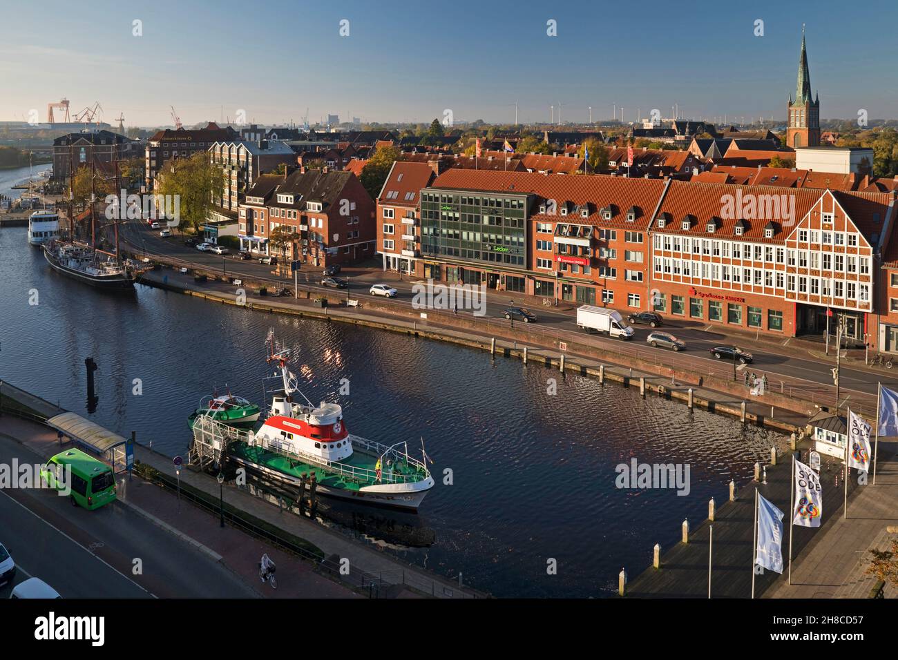 Stadtansicht vom Rathausturm mit dem Museumsschiff Georg Breusing in der Ratsdelft, Deutschland, Niedersachsen, Ostfriesland, Emden Stockfoto