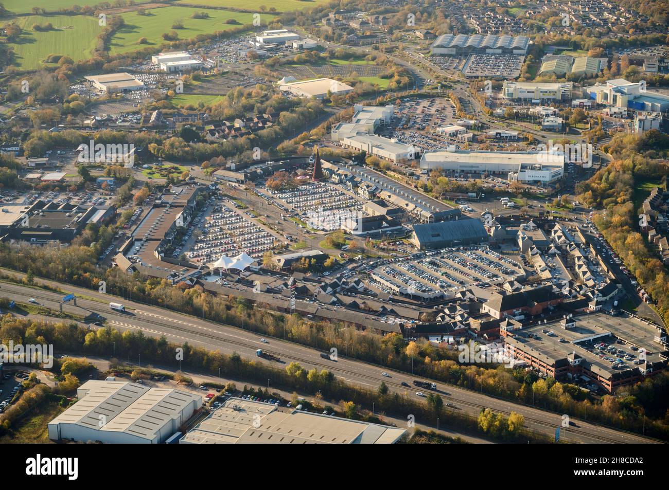 Ein Luftbild des Einkaufszentrums Cheshire Oaks, Parkplatz voller Weihnachtseinkäufer, Ellesmere Port, Merseyside, Nordwestengland, Großbritannien Stockfoto