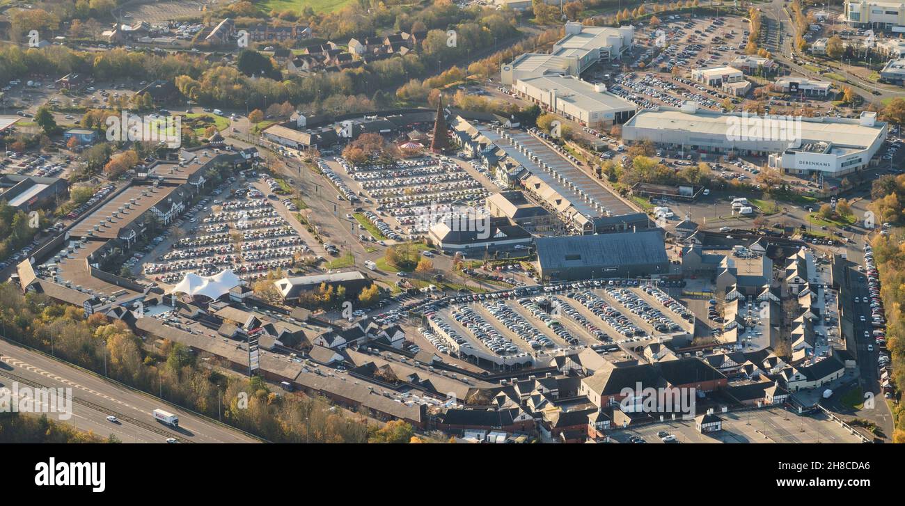 Ein Luftbild des Einkaufszentrums Cheshire Oaks, Parkplatz voller Weihnachtseinkäufer, Ellesmere Port, Merseyside, Nordwestengland, Großbritannien Stockfoto