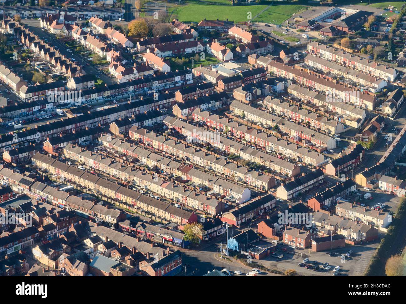 Ein Luftbild von Reihenhäusern im Ellesmere Port, Merseyside, Nordwestengland, Großbritannien Stockfoto
