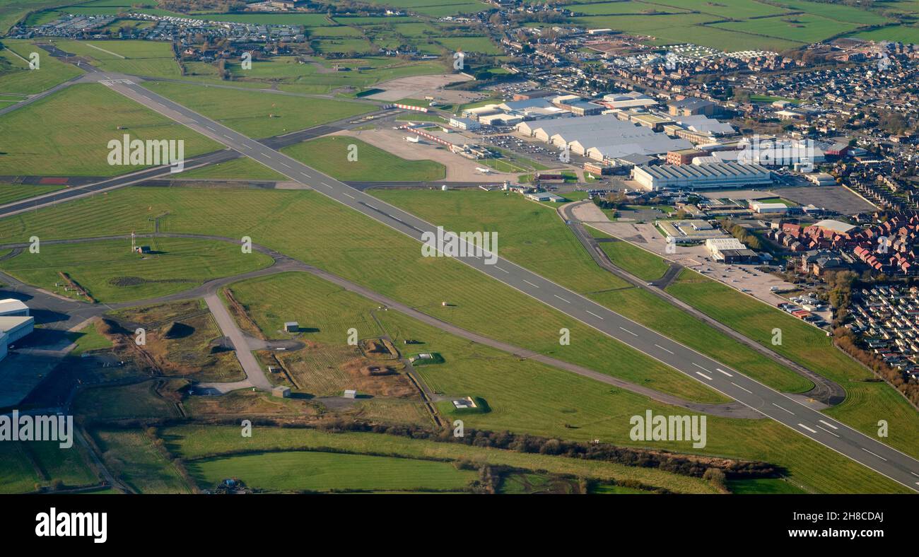 Luftaufnahme des Flugplatzes Warton, West Lancashire, Nordwestengland, Großbritannien, westlich von Preston, Home der BAE-Systeme. Stockfoto