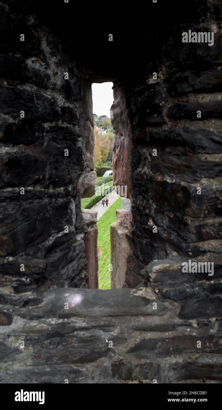 Pfeilspalt in der Befestigungsmauer, die die mittelalterliche Stadt Conwy, Wales, umgibt Stockfoto