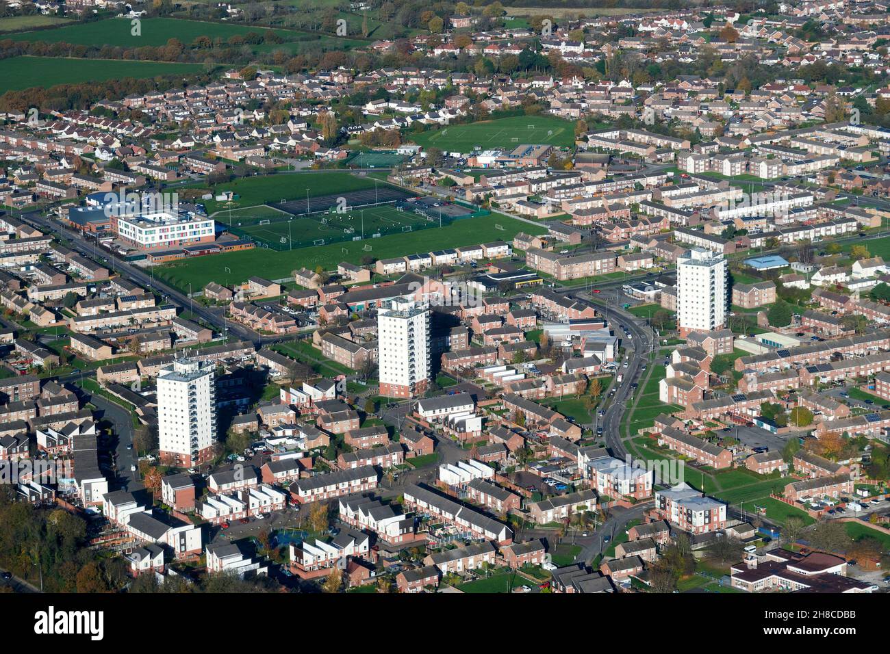 Unterkünfte und Wohnblöcke der örtlichen Behörden, aus der Luft, Chester, Nordwestengland, Großbritannien Stockfoto