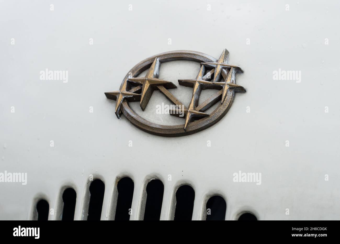 Nahaufnahme des Logo-Emblem-Emblems auf einem weißen Subaru 360 Deluxe japanischen Kleinwagen-Klassiker Stockfoto