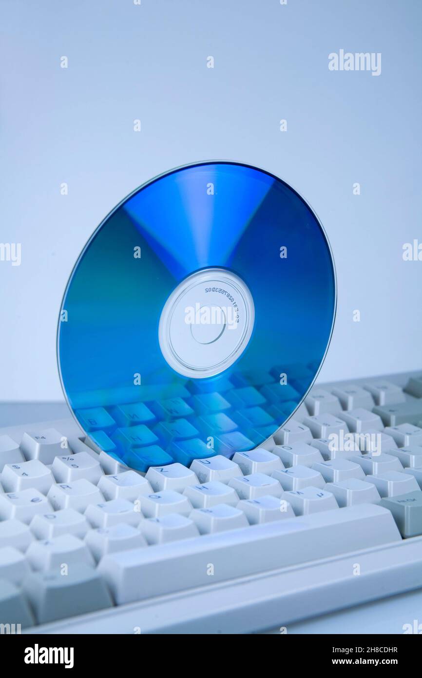 DVD auf Computer-Tastatur Stockfoto