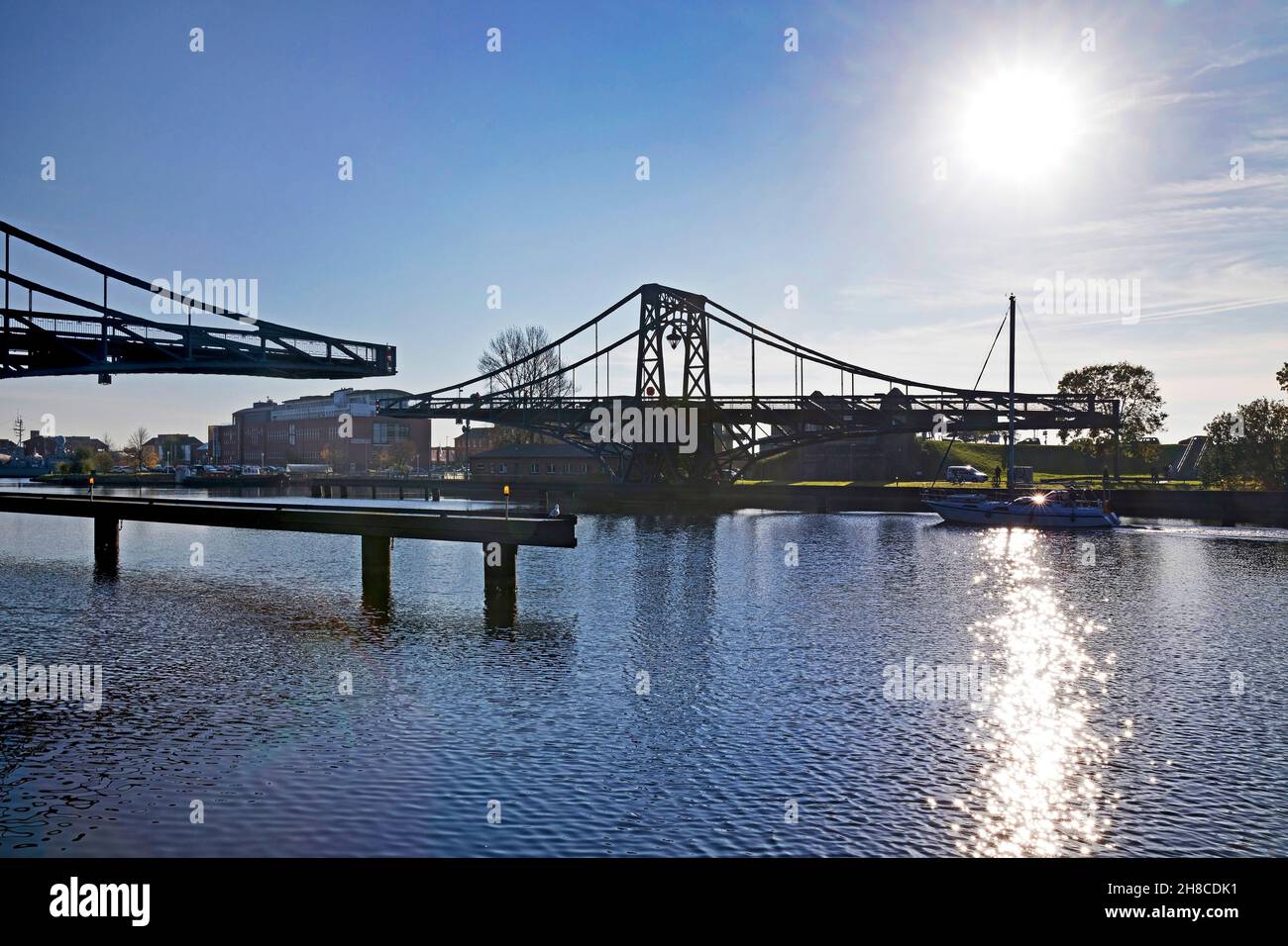 Kaiser-Wilhelm-Brücke im Gegenlicht, offen, Deutschland, Niedersachsen, Wilhelmshaven Stockfoto