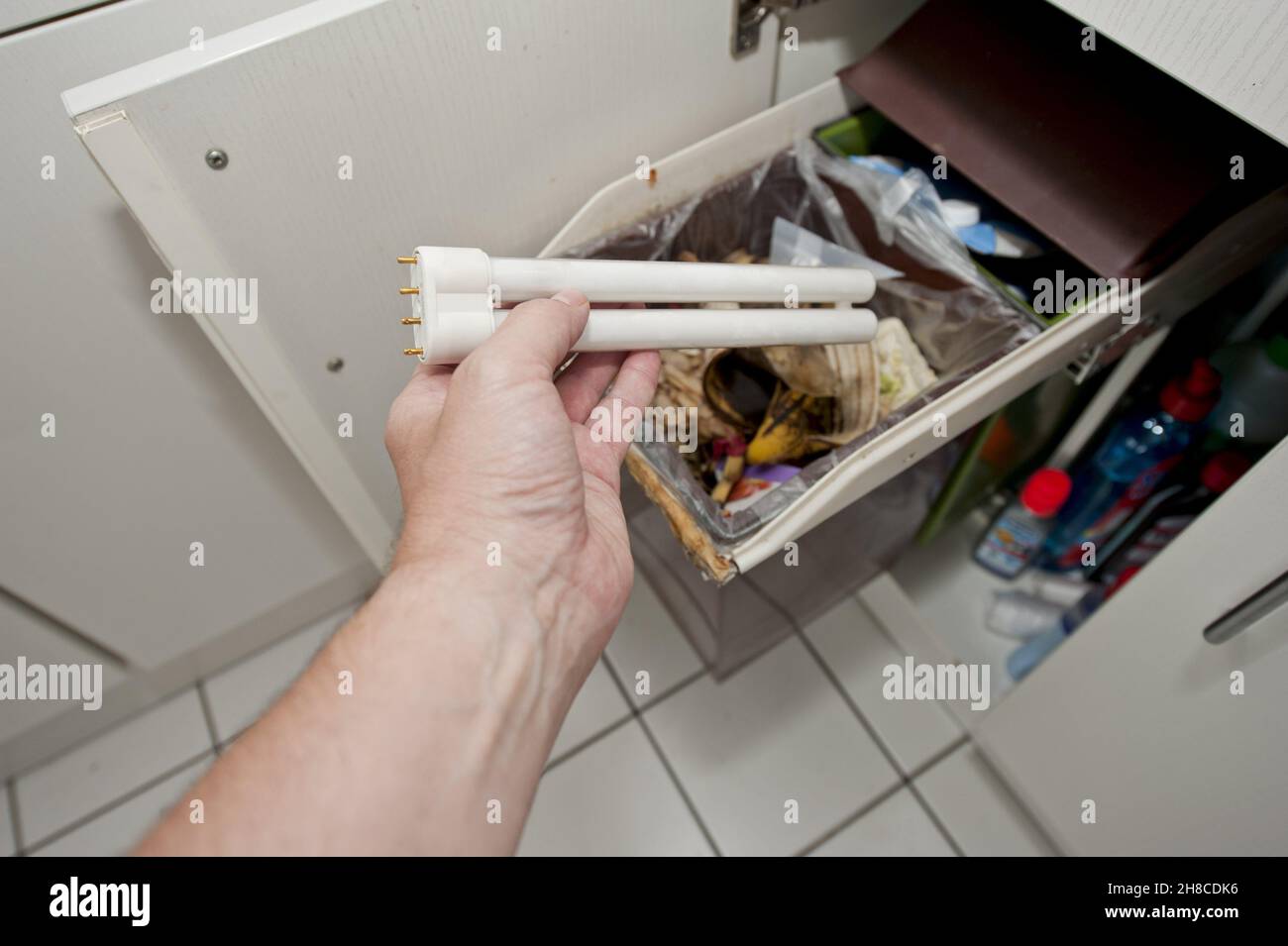 Die Leuchtstoffröhre wirft einen Abrubbbbbbbing-Müll ein Stockfoto