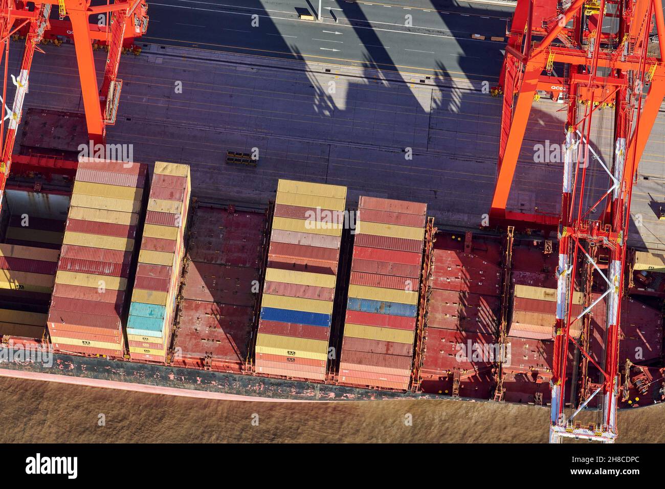 Ein Überblick über Container auf der Schifffahrt, River Mersey, Liverpool Docks, Nordwestengland, Großbritannien Stockfoto