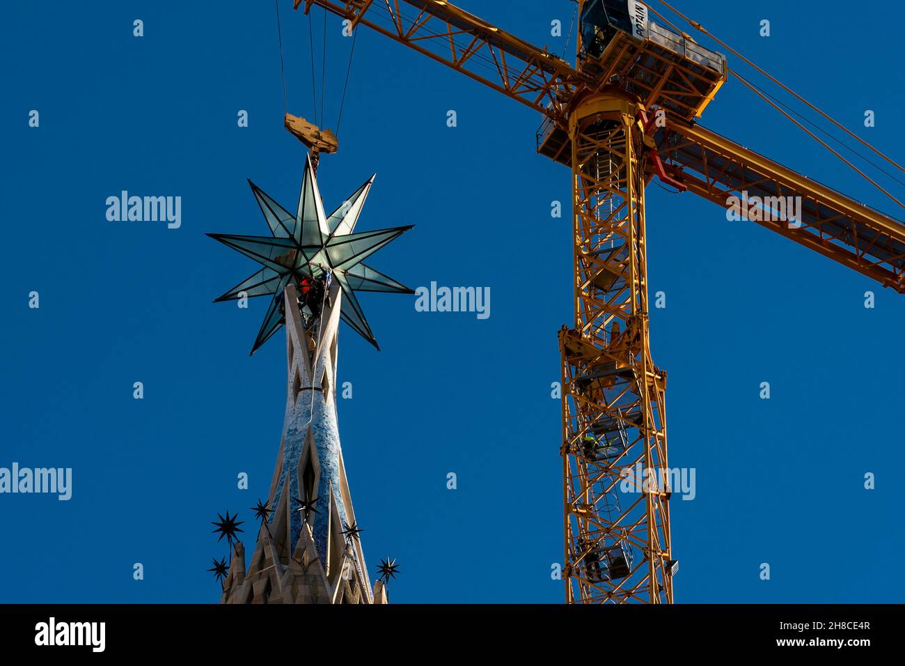 Barcelona, Spanien, 29, November 2021. Spanien - Barcelona - Sagrada Familia Sterne Platzierung. Quelle: Joan Gosa/Alamy Live News Stockfoto