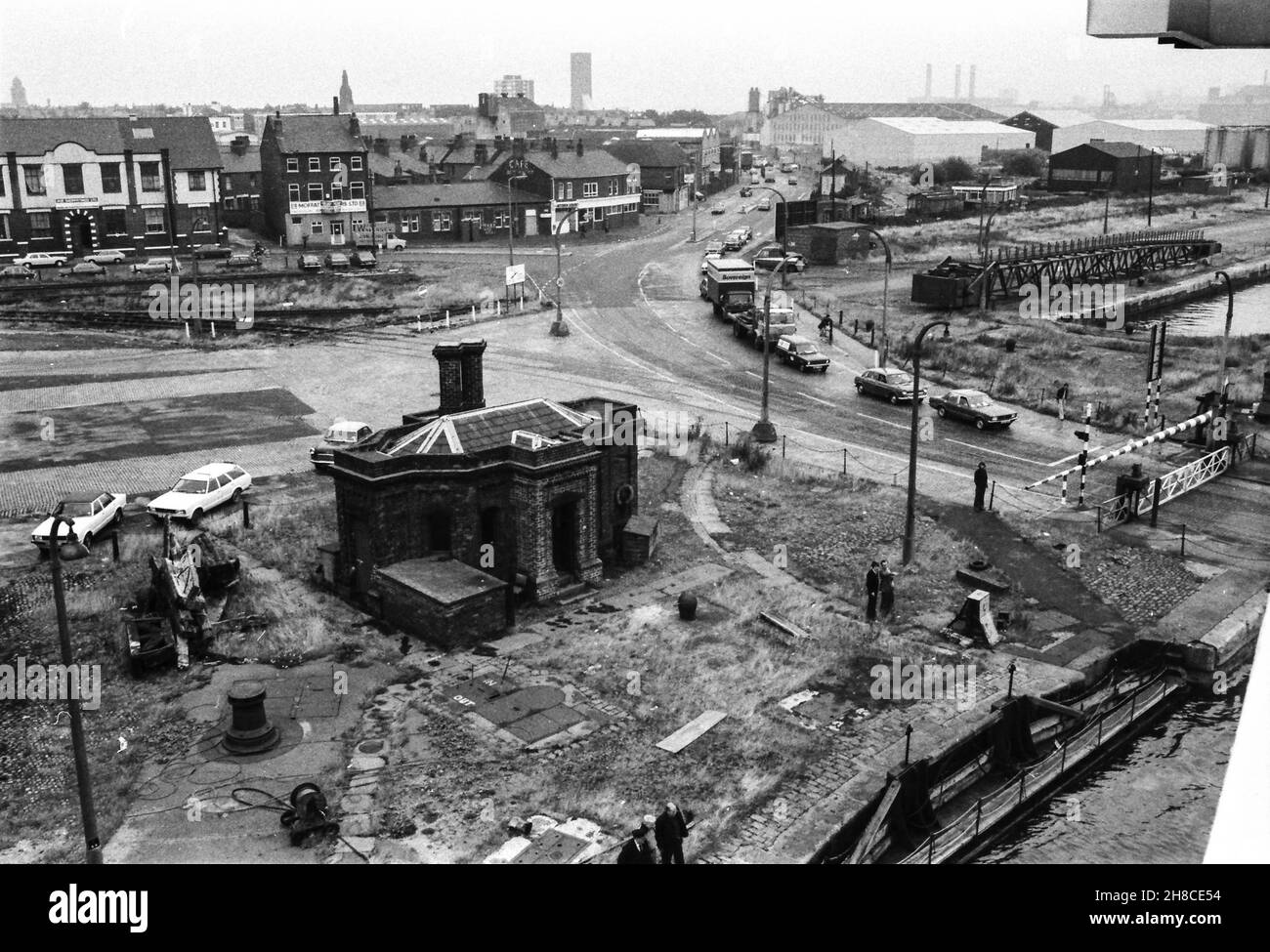 Birkenhead Docks, Dock Road und die A554, von Schiff durch die Brücke über Alfred Dock in Richtung Alfred Lock und die Mersey. Der Verkehr wartet darauf, die Brücke zu überqueren. Februar 1984 Stockfoto