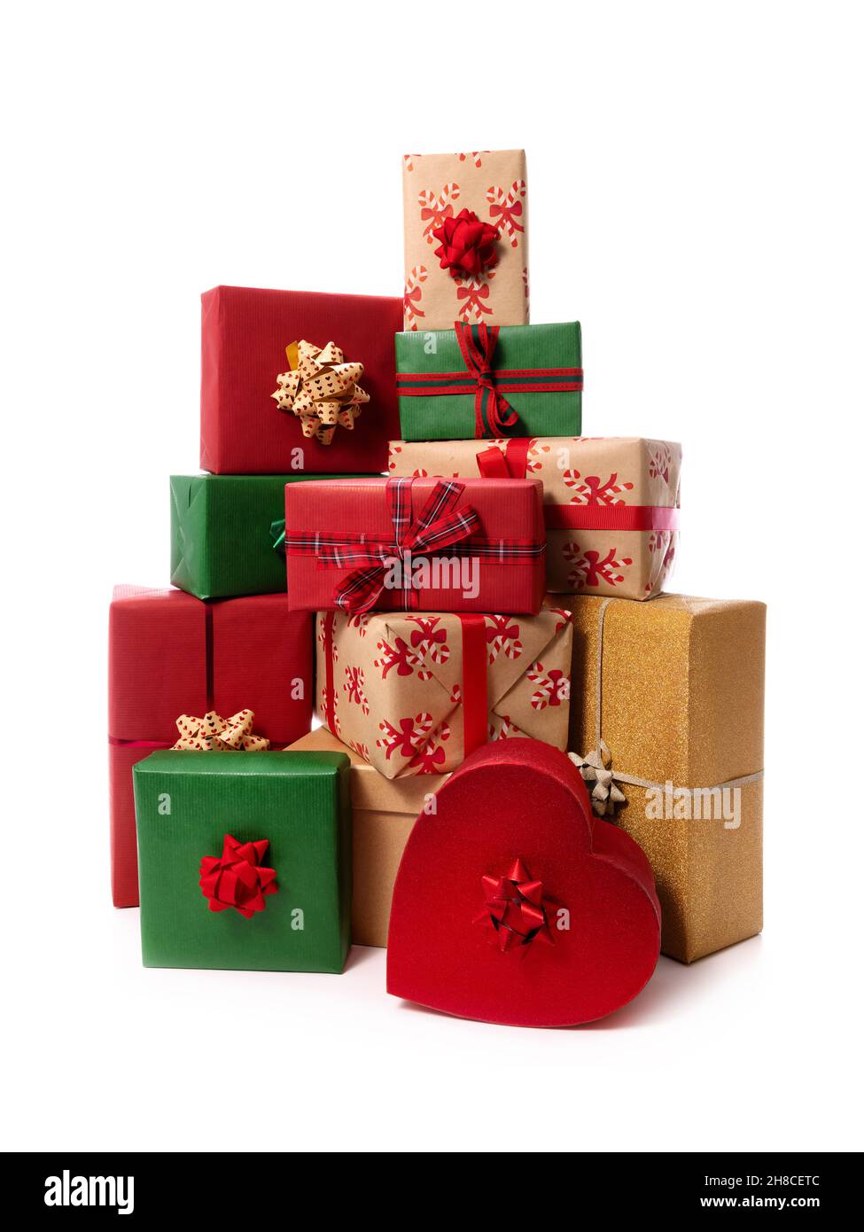 Stapel von weihnachtsgeschenken isoliert auf weißem Hintergrund Stockfoto