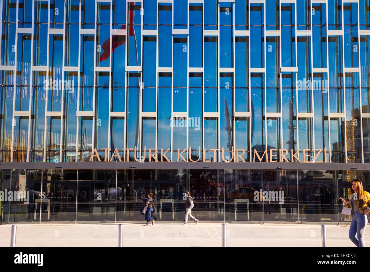 Atatürk Kulturzentrum. Eintritt von AKM oder Atatürk Kultur Merkezi auf Türkisch in Istanbul. Istanbul Türkei - 11.13.2021 Stockfoto