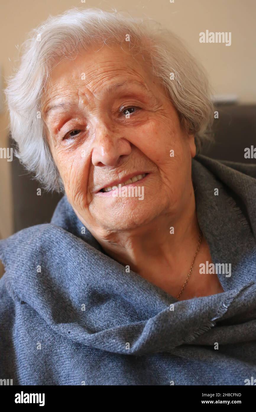 Porträt einer sehr älteren Frau aus der Nähe. Positive neunzigjährige Großmutter. Stockfoto