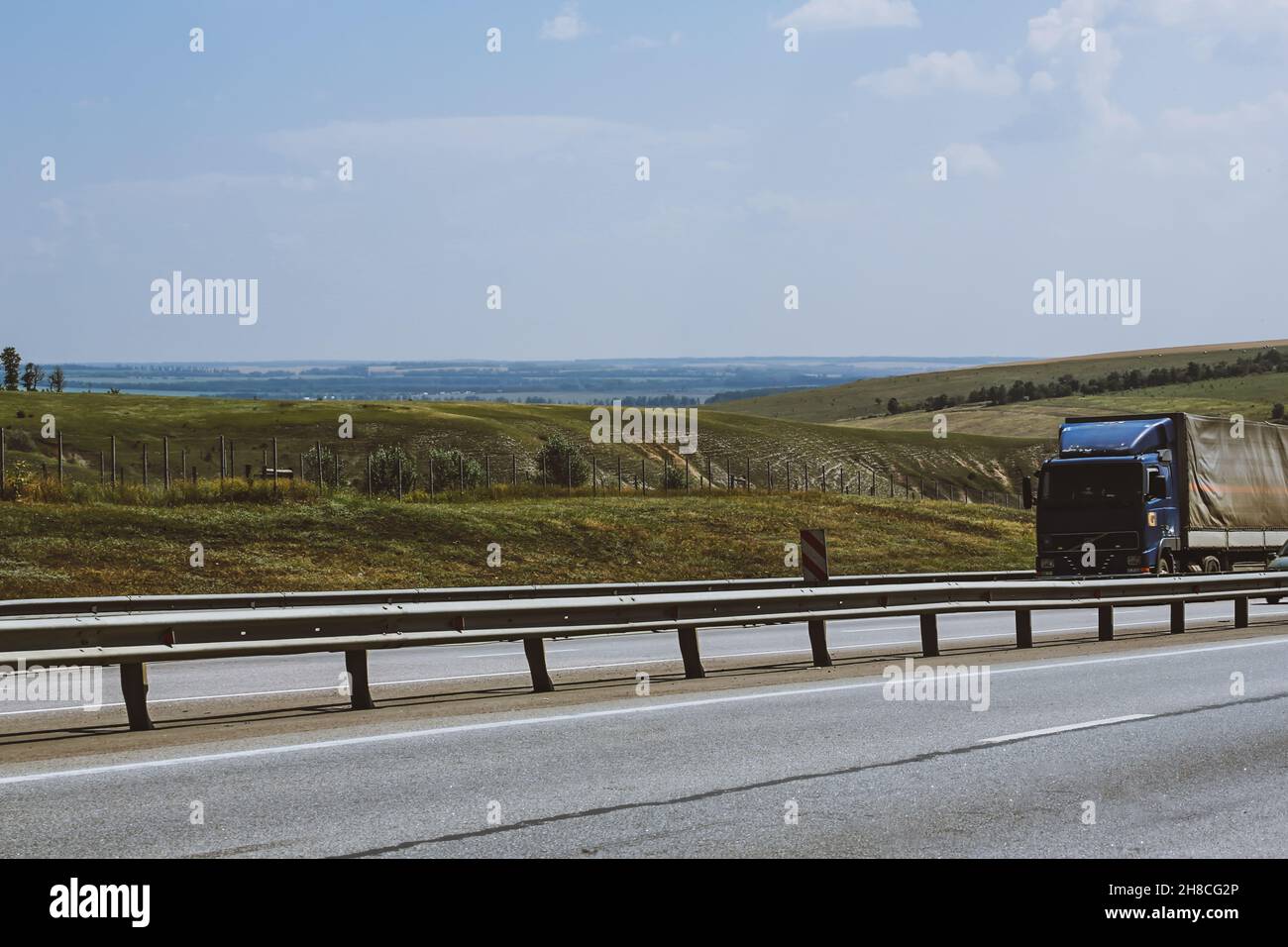LKW fährt auf der Autobahn. Frachttransporte, Lieferung von Waren durch Transport.. Stockfoto