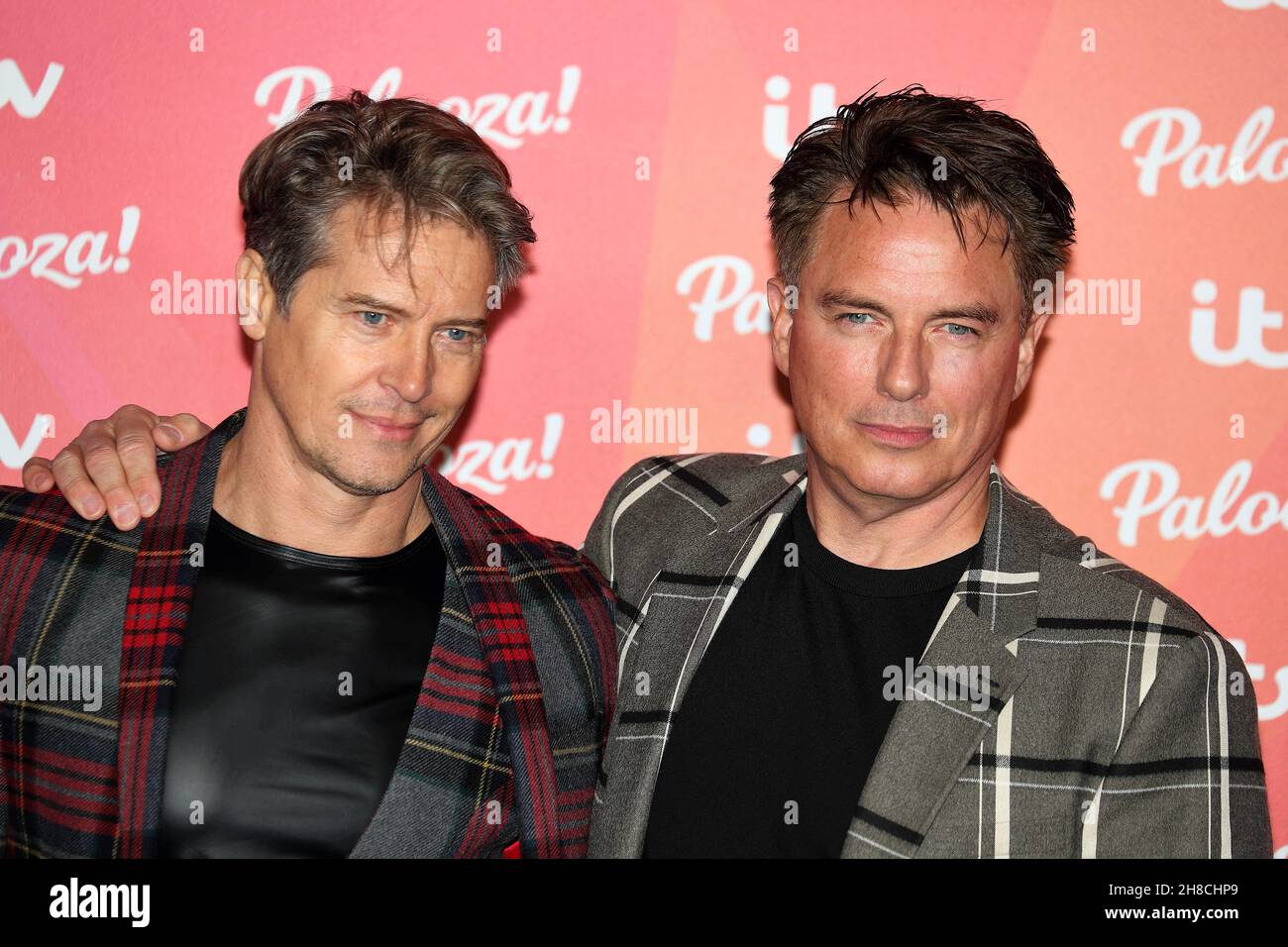 Scott Gill und John Barrowman kommen zum ITV Palooza 2021 in der Royal Festival Hall, London, UK 23rd November 2021 Stockfoto