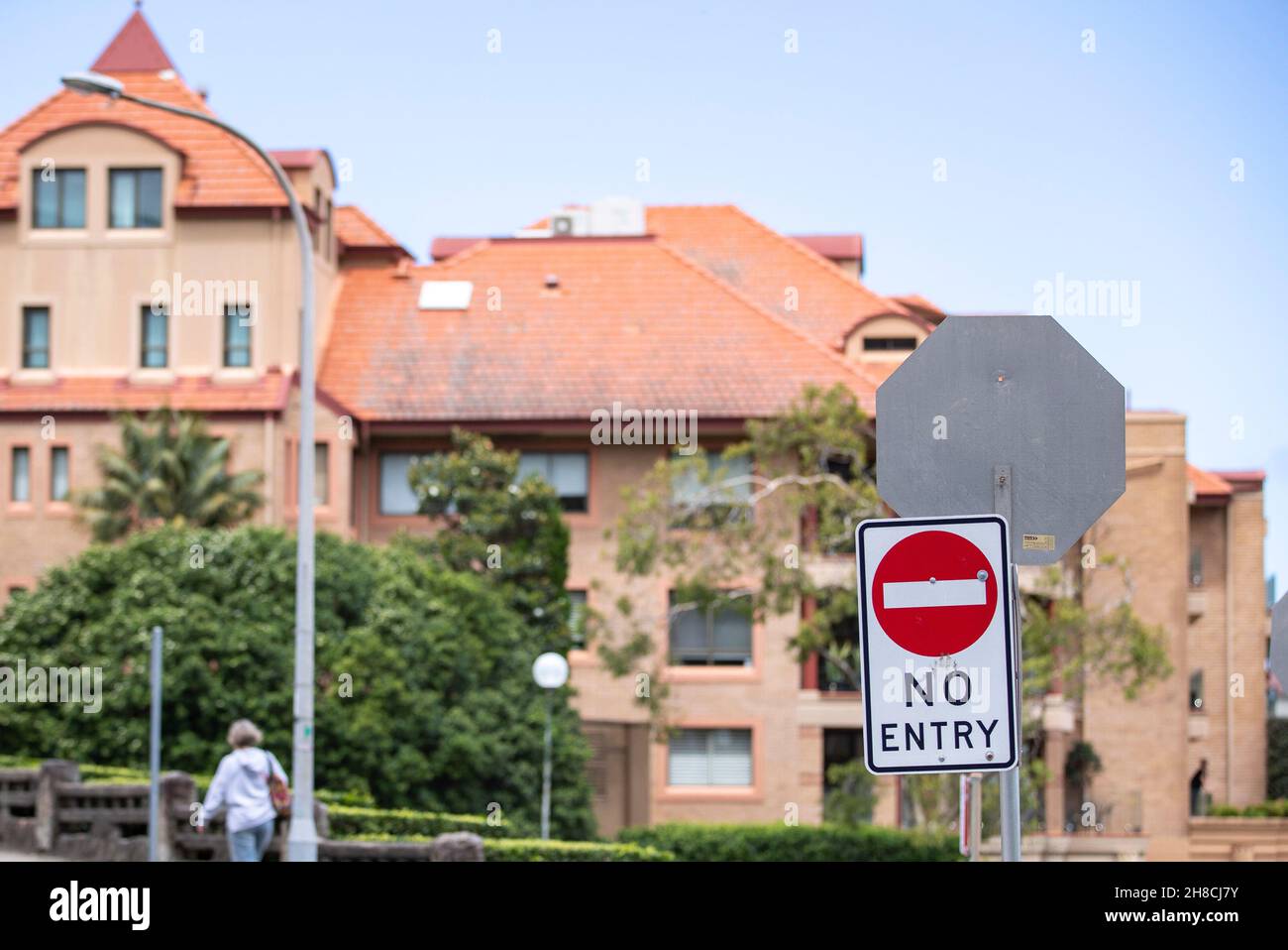 Sydney, Australien. 28th. November 2021. Die Immobilien sind in Sydney, Australien, am 28. November 2021 abgebildet. Seit Generationen junger Australier ist der „Australische Traum“ auf den Erfolg und die Sicherheit des Besitzes eines Hauses mit Hinterhof aufgesetzt, aber da die Häuserpreise in den großen Städten des Landes sprunghaft ansteigen, wird er heute für junge Menschen zu einem Traum, der immer mehr außer Reichweite ist. ZUM Feature: Junge Aussies, die aus dem 'Australian Dream' des Eigenheims herauskommen Kredit: Bai Xuefei/Xinhua/Alamy Live News Stockfoto