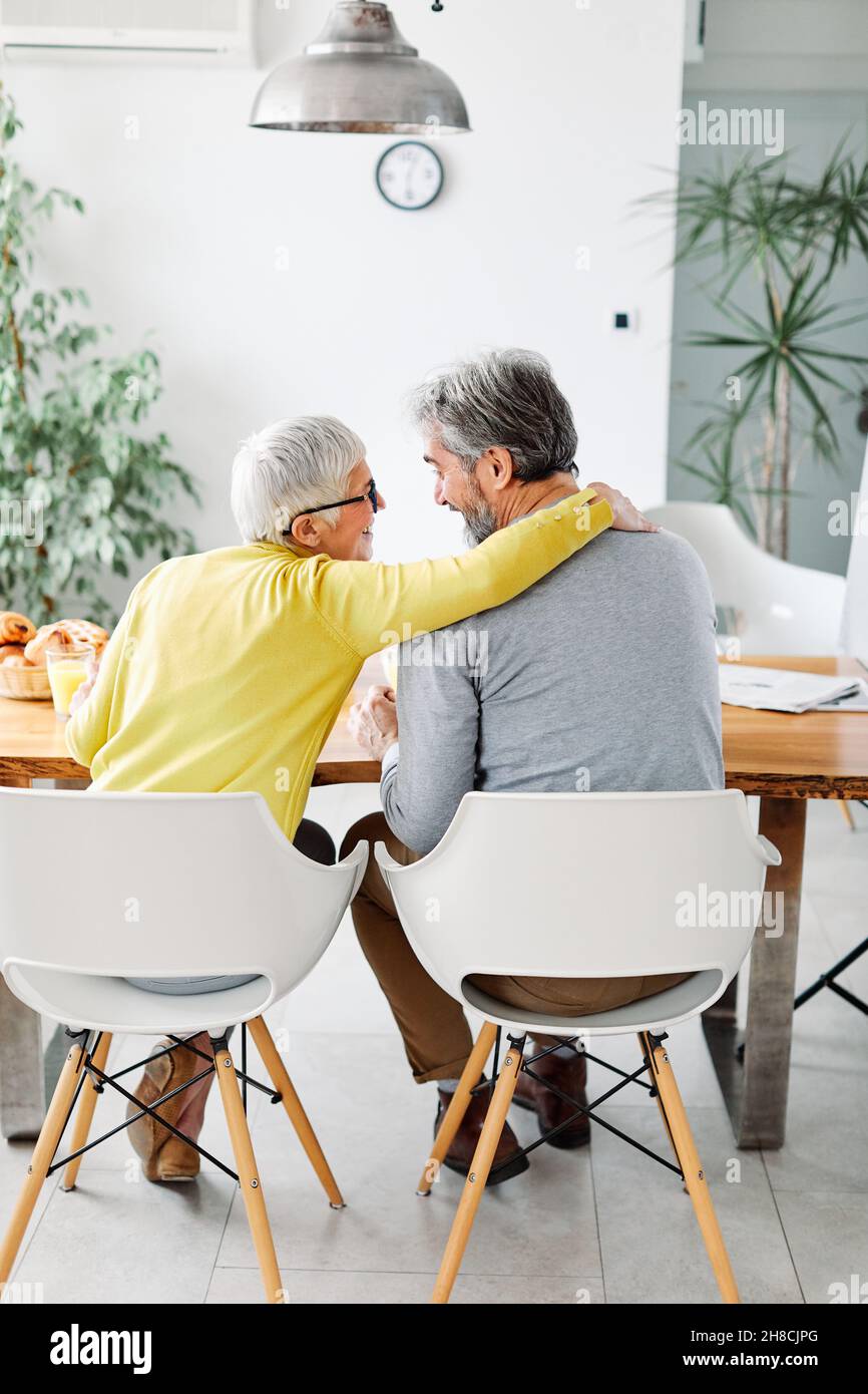 Ältere Paare lieben zusammen glücklich Umarmung Familie ältere Menschen Stockfoto