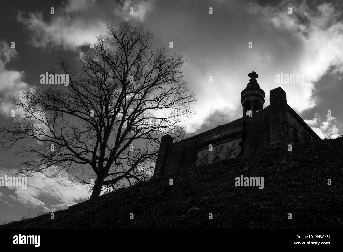 Graustufenaufnahme eines Grabsteins auf dem Friedhof von Myrtle Hill, Rom, Georgia Stockfoto