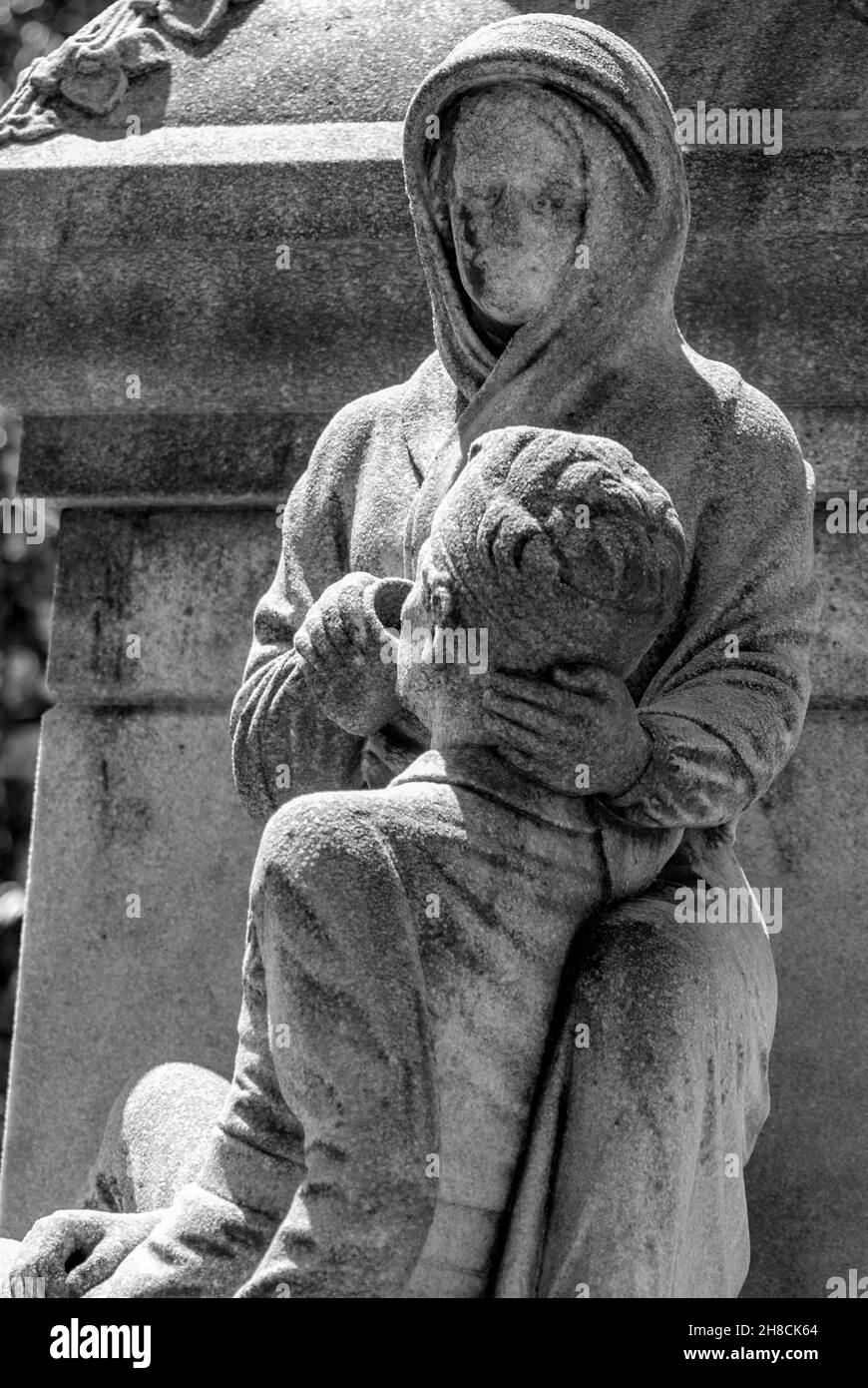 Vertikale Graustufenaufnahme von Grabsteinen auf dem Friedhof von Myrtle Hill, Rom, Georgia Stockfoto
