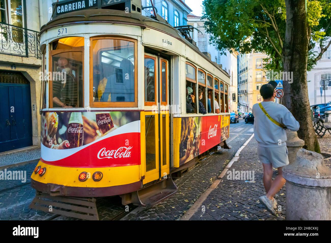 Lissabon, Portugal, Straßenszene, Touristen, Historische Seilbahn, Straßenbahn Nr. 28, Vintage-Werbung, alter Trolley, Coca Cola Global Advertising Vintage Trolley Stockfoto