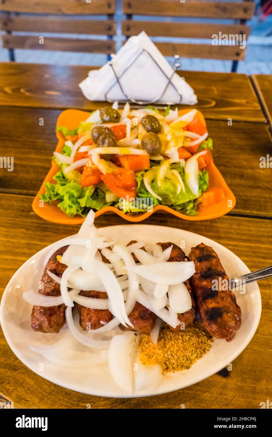 Qofte, mit Zwiebeln und Salat, Tirana, Albanien Stockfoto