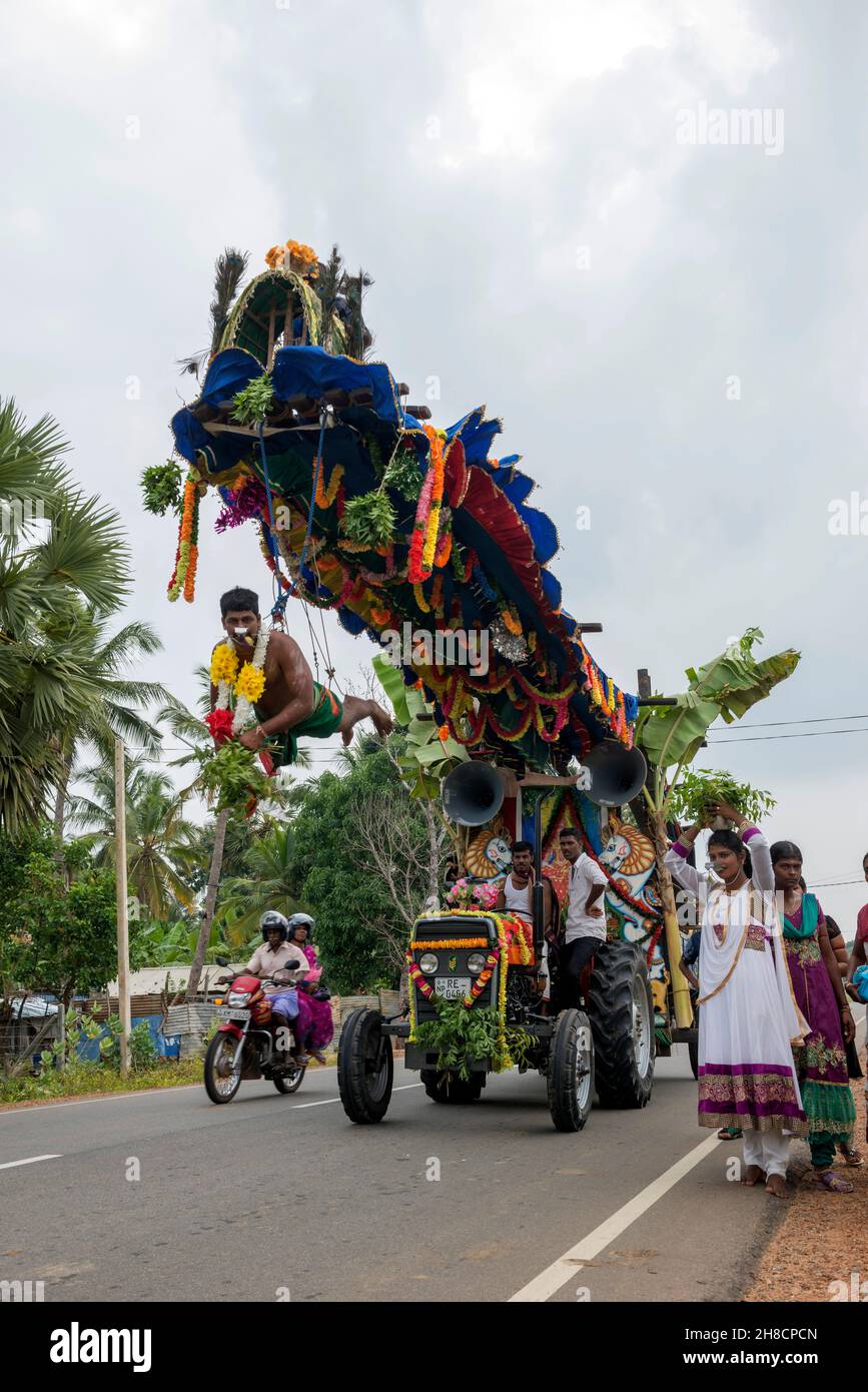 Sri Lanka, Northern Province, Province du Nord, Nördliche Provinz, Route, Straße, Straße, région Mullaitivu, Region Mullaitivu, Prozession hindou, hin Stockfoto Sri Lanka, Northern Province, Province du Nord, Nördliche Provinz, Route, Straße, Straße, région Mullaitivu, Region Mullaitivu, Prozession hindou, hin Stockfoto
