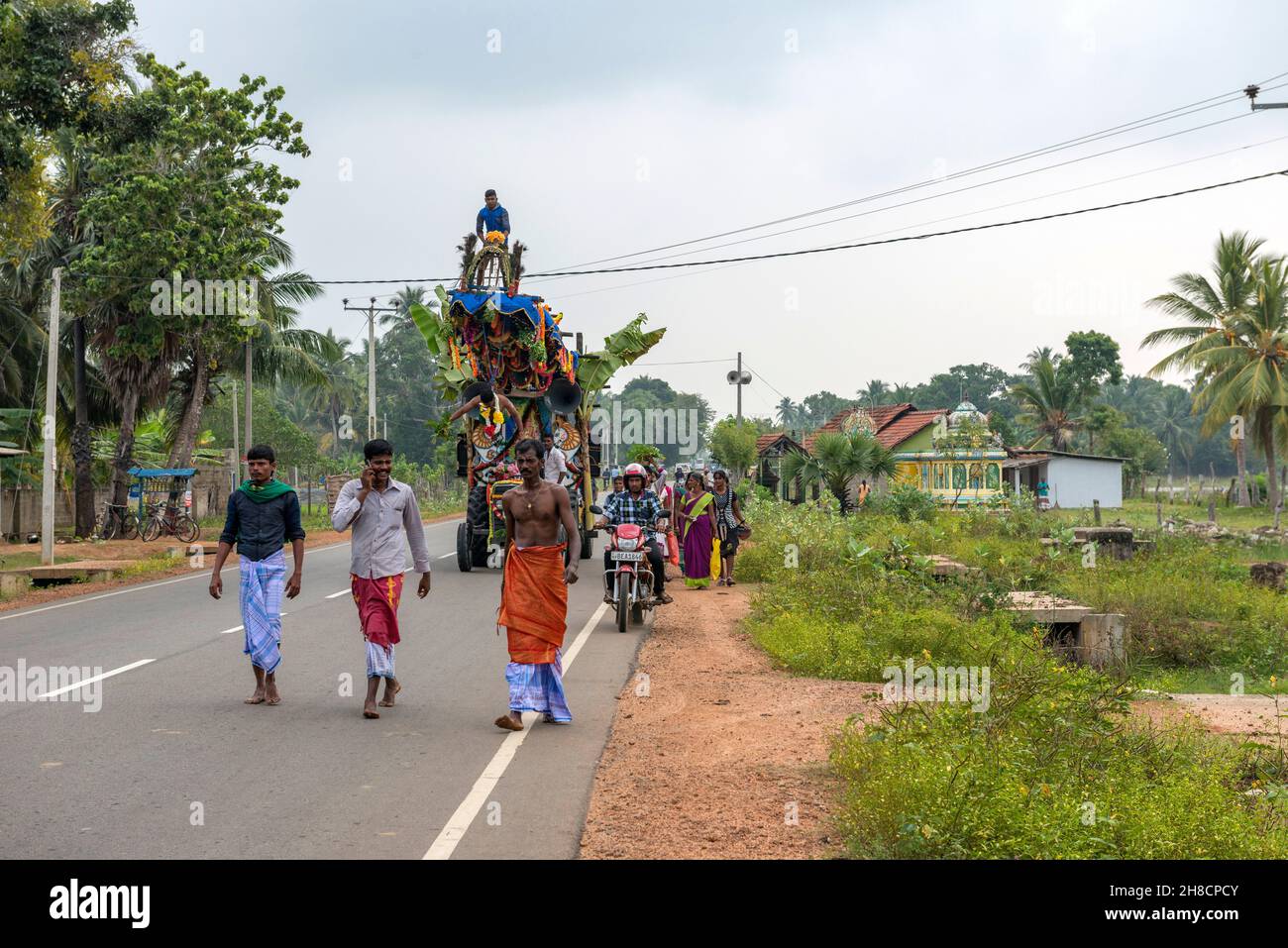 Sri Lanka, Northern Province, Province du Nord, Nördliche Provinz, Route, Straße, Straße, région Mullaitivu, Region Mullaitivu, Prozession hindou, hin Stockfoto Sri Lanka, Northern Province, Province du Nord, Nördliche Provinz, Route, Straße, Straße, région Mullaitivu, Region Mullaitivu, Prozession hindou, hin Stockfoto