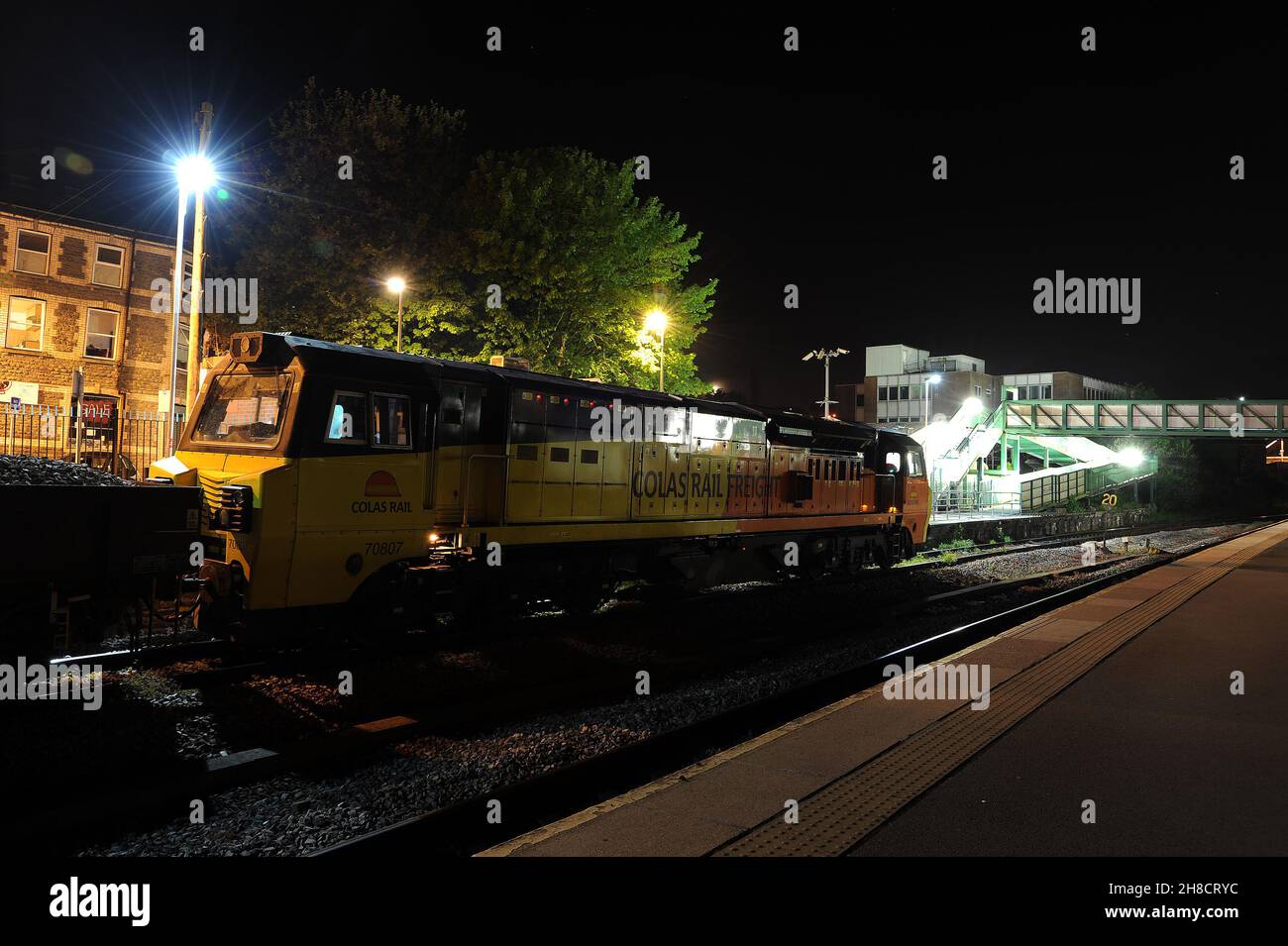 '70807' am Bahnhof Porth mit einem Ballastzug von Hinksey Sidings (Train ID '645 S'). '70802' befindet sich am Heck des Zuges. Stockfoto