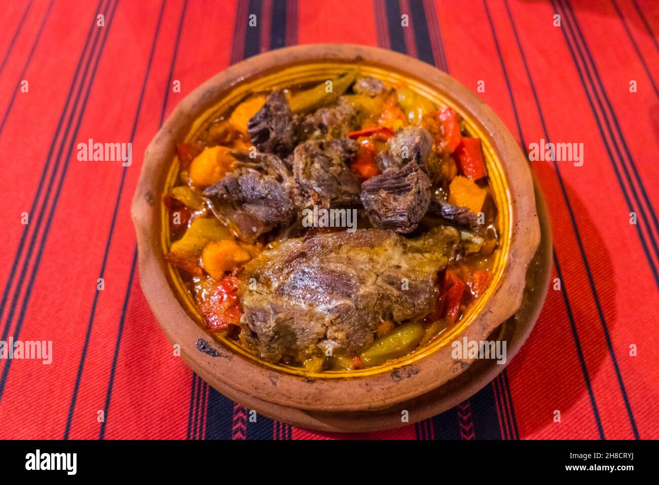 Tave Prizrenit, lokal gebackenes Lammgericht, Hani i Vjeter, traditionelles Restaurant, Prizren, Kosovo Stockfoto