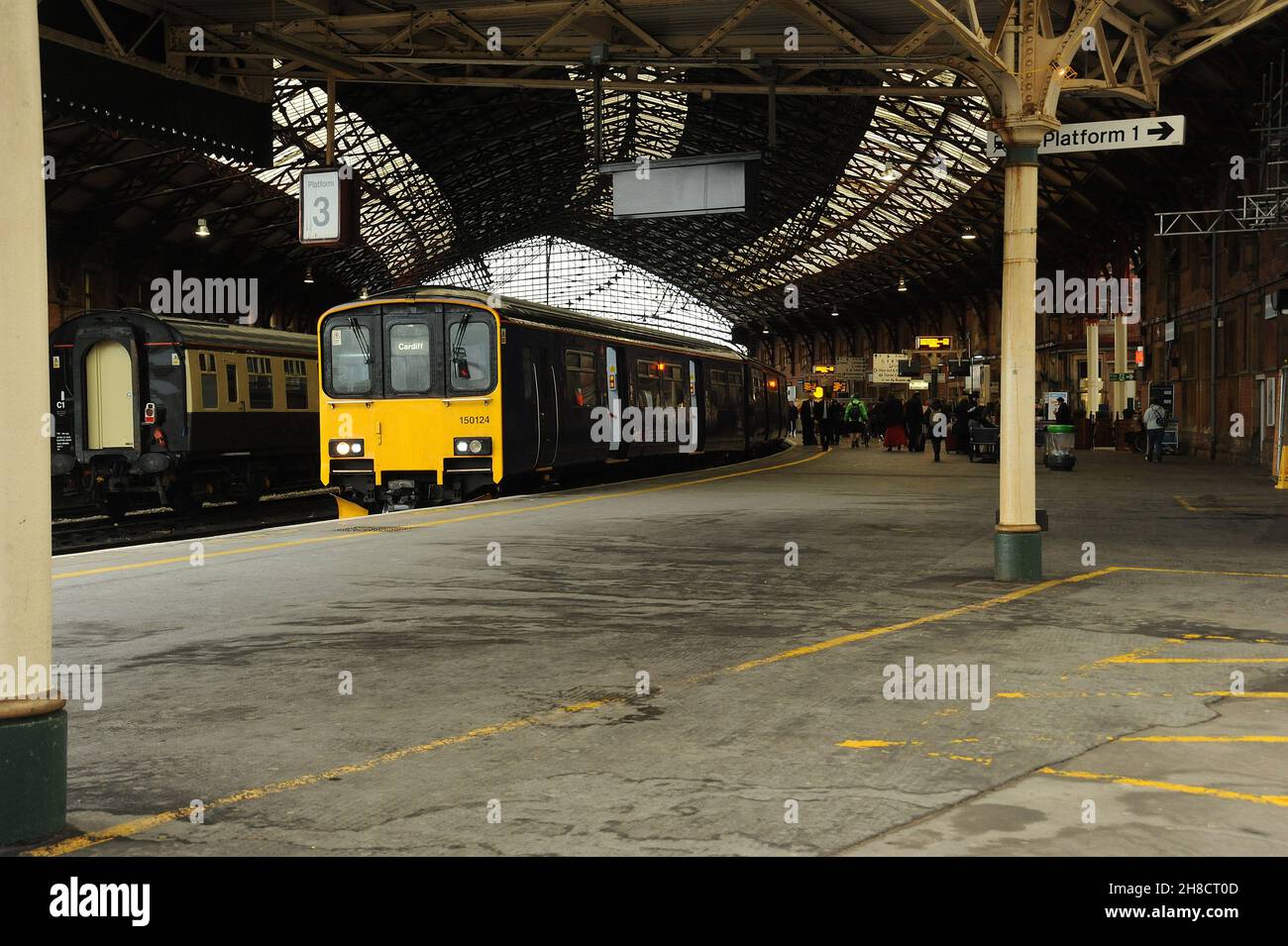 '150124' auf Bahnsteig 3 der Bristol Temple Meads mit Taunton - Cardiff Central Service. Stockfoto