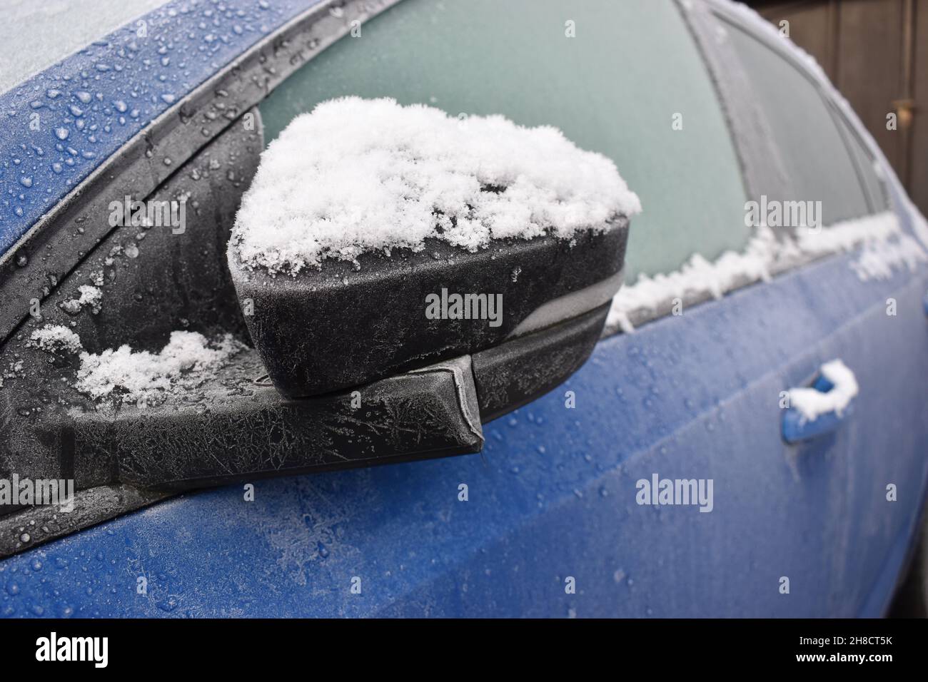 Schnee auf einem Autoflügelspiegel. Stockfoto