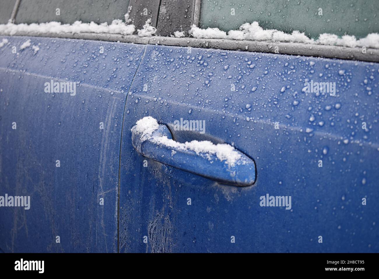Schnee auf einem Türgriff des Autos. Stockfoto