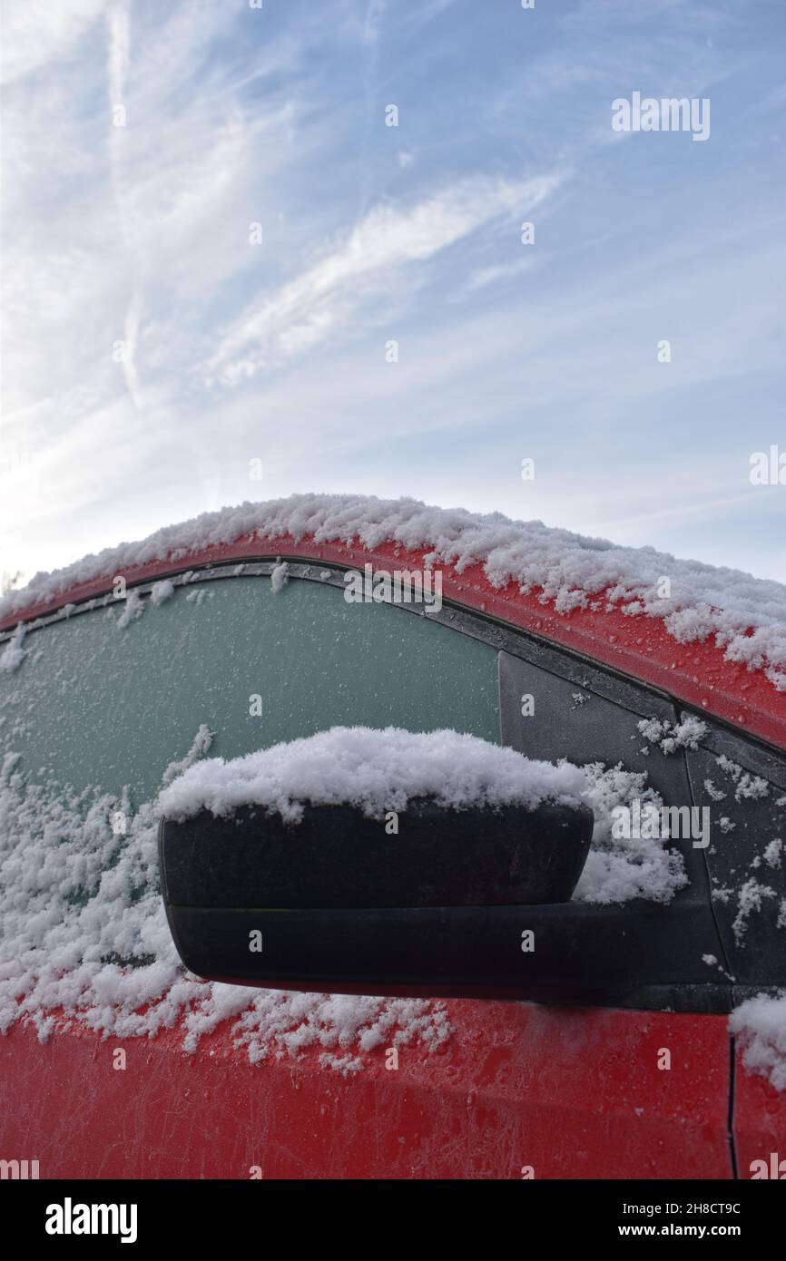 Eis und Schnee auf einem Auto mit Copyspace. Stockfoto