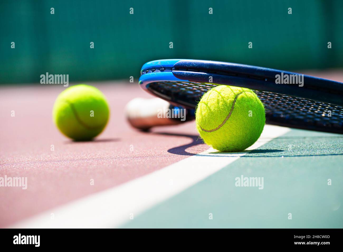 Tennisschläger und Ball liegen auf dem Platz. Gesundes Lifestyle-Konzept Stockfoto