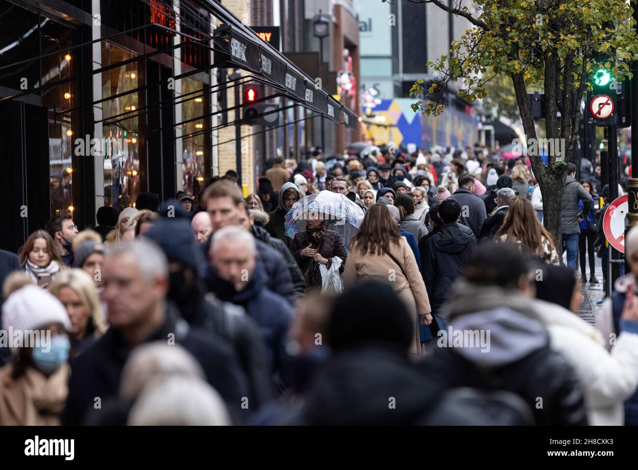 Black Friday Weekend Shopper in großer Zahl auf der Oxford Street auf der Suche nach High Street Schnäppchen, London, England, Großbritannien Stockfoto